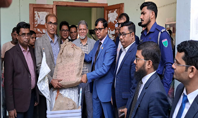 সিলেটে যাচ্ছে ভোটকেন্দ্রে নির্বাচনি সরঞ্জাম