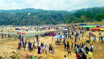 জাফলং-বিছানাকান্দিতে পর্যটকের ঢল, ভিড়ের সাথে বাড়ছে ভোগান্তিও