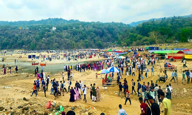 জাফলং-বিছানাকান্দিতে পর্যটকের ঢল, ভিড়ের সাথে বাড়ছে ভোগান্তিও