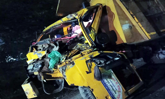 মধ্যরাতে শাবিপ্রবিতে দুই ট্রাকের সংঘর্ষ, অল্পের জন্য রক্ষা পেলেন দুই শিক্ষার্থী