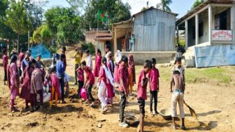 জাফলংয়ে শিক্ষার্থীদের স্বেচ্ছাশ্রমে রাস্তা নির্মাণ, দূর হলো দীর্ঘদিনের ভোগান্তি