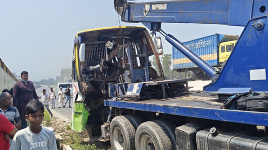 বাসের চাকা ফেটে সড়ক বিভাজকে ধাক্কা, নিহত ৩