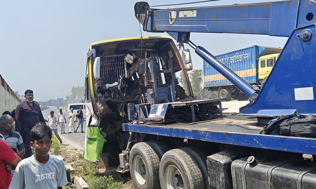 বাসের চাকা ফেটে সড়ক বিভাজকে ধাক্কা, নিহত ৩
