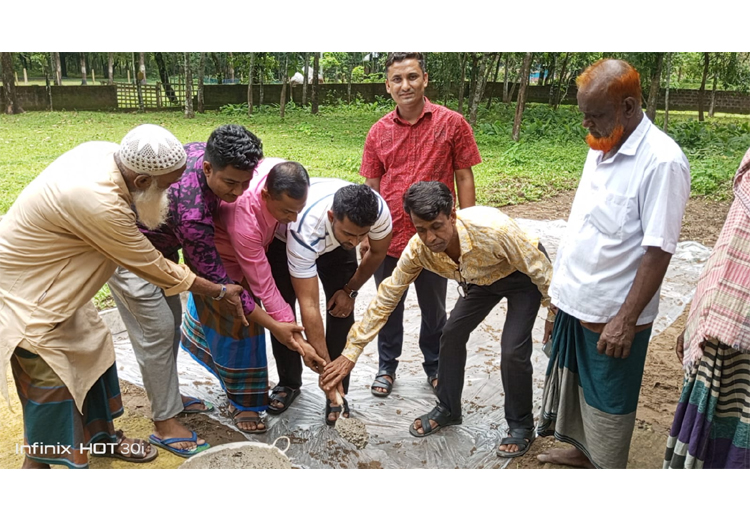 মোল্লা পাড়া ঈদগাহ মাঠ ঢালাই কাজের শুভ উদ্বোধন