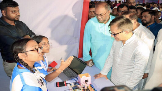 গবেষণায় ব্যর্থতা বলে কিছু নেই বিজ্ঞান ও প্রযুক্তি মেলায় শিক্ষার্থীদের উদ্দেশে-বাণিজ্য মন্ত্রী