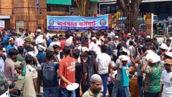 সিলেটে ফুটপাতে ৫টার পর ব্যবসার দাবীতে থালা হাতে হকারদের বিক্ষোভ