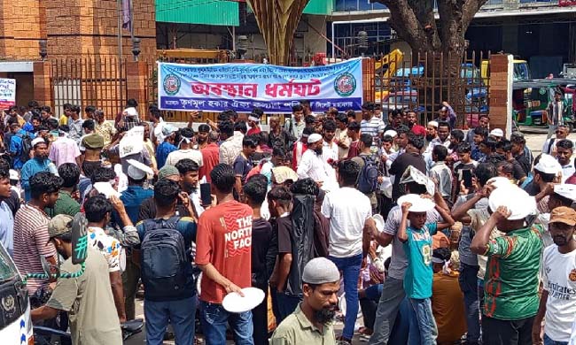 সিলেটে ফুটপাতে ৫টার পর ব্যবসার দাবীতে থালা হাতে হকারদের বিক্ষোভ