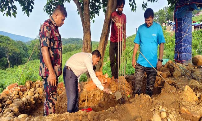 জাফলং পর্যটনকেন্দ্রে নির্মিত হচ্ছে দৃষ্টিনন্দন গেইট-বেঞ্চ ও ফটো গ্যালারি