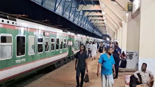 ট্রেনে ঈদযাত্রায় স্বস্তিতে ঘরে ফিরছে মানুষ-বিলম্বের কারণে যাত্রীরা চরম ভোগান্তি