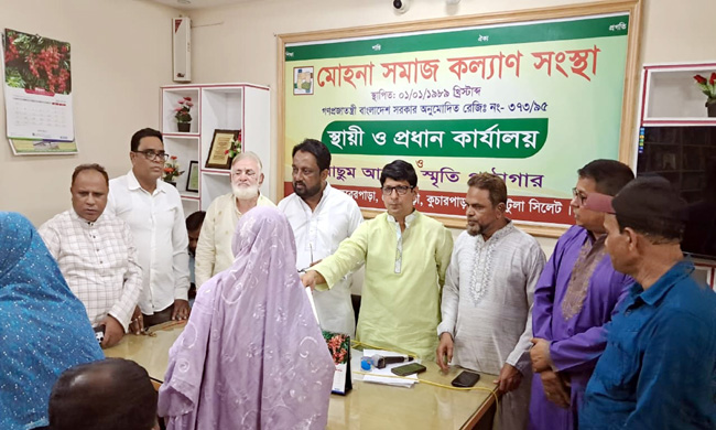 মোহনা সমাজ কল্যান সংস্থার বয়স্ক মায়েদের মাঝে নগদঅর্থ বিতরণ