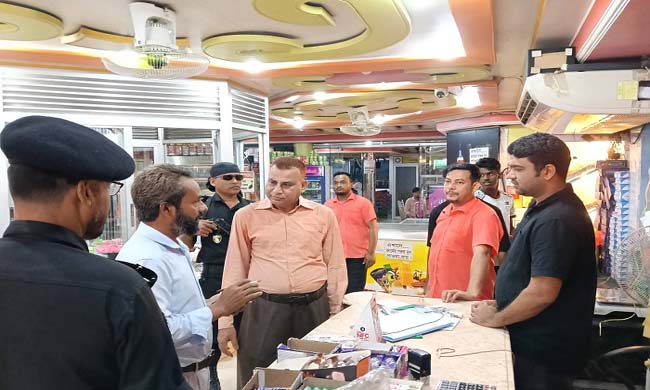অস্বাস্থ্যকর পরিবেশে খাবার তৈরি: দুটি প্রতিষ্ঠানকে ৮০ হাজার টাকা জরিমানা