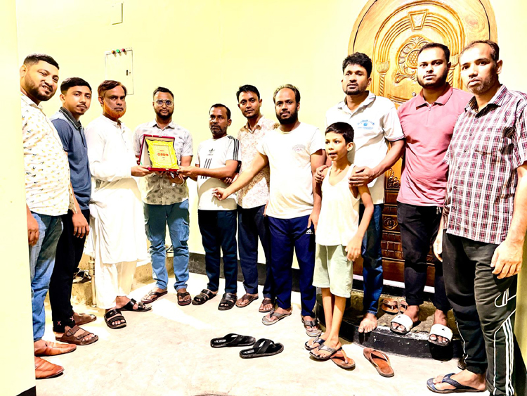 পর্তুগাল প্রবাসী ইকরাম উদ্দিনকে গোটাটিকর ব্রাদার্স ক্লাবের পক্ষ থেকে সম্মাননা ক্রেস্ট প্রদান