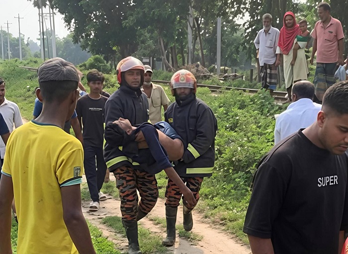 চলন্ত ট্রেনের ছাদে ভ্রমণ, গাছের ডালে ধাক্কা লেগে গুরুতর আহত ২