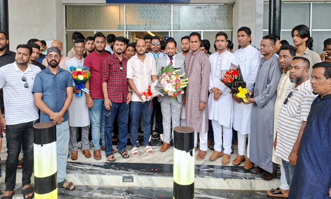 সাবেক ছাত্রনেতা জুনেদ আহমেদকে সিলেট বিমানবন্দরে সংবর্ধনা