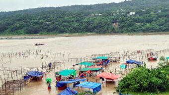 মেঘালয়ের ভারী বর্ষণে পাহাড়ি ঢল: জাফলংয়ে তছনছ শতাধিক দোকান, পানিবন্দী নিম্নাঞ্চলের মানুষ