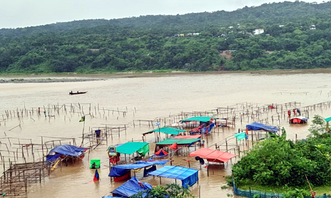 মেঘালয়ের ভারী বর্ষণে পাহাড়ি ঢল: জাফলংয়ে তছনছ শতাধিক দোকান, পানিবন্দী নিম্নাঞ্চলের মানুষ