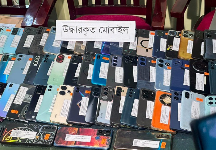 সিলেটে চুরি হওয়া ৬৮টি মোবাইল উদ্ধার করে মালিকদের হস্তান্তর করল পুলিশ