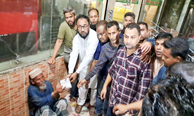 প্রধানমন্ত্রীর সহধর্মিনী বিশিষ্ট চিকিৎসক ডা: জোবায়দা রহমান এর জন্মবার্ষীকিতে পথচারীদের মাঝে খাবার বিতরণ