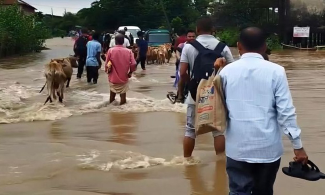 সুনামগঞ্জ-তাহিরপুর সড়ক ঢলে তলিয়ে গেছে যোগাযোগ বিচ্ছিন্ন
