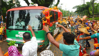 সিলেটে বৃষ্টিতে ভিজে ফুল ছিটিয়ে প্রধানমন্ত্রীকে স্বাগত জানালেন চা শ্রমিকরা