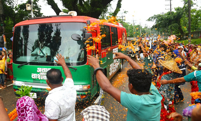 সিলেটে বৃষ্টিতে ভিজে ফুল ছিটিয়ে প্রধানমন্ত্রীকে স্বাগত জানালেন চা শ্রমিকরা