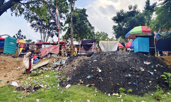 জাফলংয়ে বর্জ্যের স্তূপ-দুর্গন্ধে অতিষ্ঠ পর্যটক