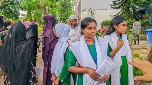 প্রবেশপত্র নিয়ে জটিলতা, ইউএনও’র হস্তক্ষেপে দেড় ঘণ্টা পর পরীক্ষা হলে ৯ শিক্ষার্থী