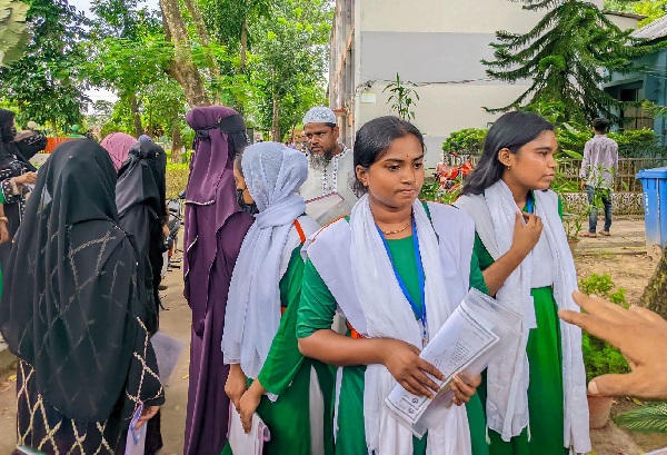 প্রবেশপত্র নিয়ে জটিলতা, ইউএনও’র হস্তক্ষেপে দেড় ঘণ্টা পর পরীক্ষা হলে ৯ শিক্ষার্থী
