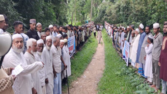 সরকারি জায়গা উদ্ধার না করে কবরস্থানের ওপর দিয়ে রাস্তা নির্মাণের প্রতিবাদে মানববন্ধন
