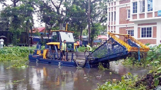 দীর্ঘদিনের অবহেলা আর্বজনার স্তুপ থেকে জেগে ওঠছে পুকুর