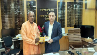 সিলেটের নতুন ডিসির হাতে রথযাত্রার নিমন্ত্রণ তুলে দিলেন মহারাজ