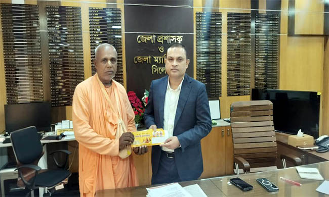 সিলেটের নতুন ডিসির হাতে রথযাত্রার নিমন্ত্রণ তুলে দিলেন মহারাজ