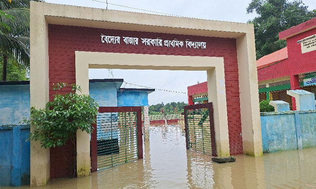 হবিগঞ্জে আকস্মিক বন্যা, আশ্রয়ের খোঁজে মানুষ