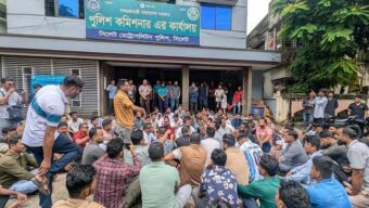 ছাত্রলীগের তৎপরতা বন্ধের দাবীতে পুলিশ কমিশনার কার্যালয়ের সামনে ছাত্রদলের অবস্থান