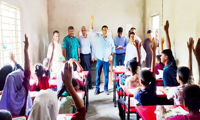 গুচ্ছগ্রাম বিদ্যালয়ে সরকারীকরণের আশার আলো:পরিদর্শনে প্রতিমন্ত্রীর সহযোগিতার আশ্বাস