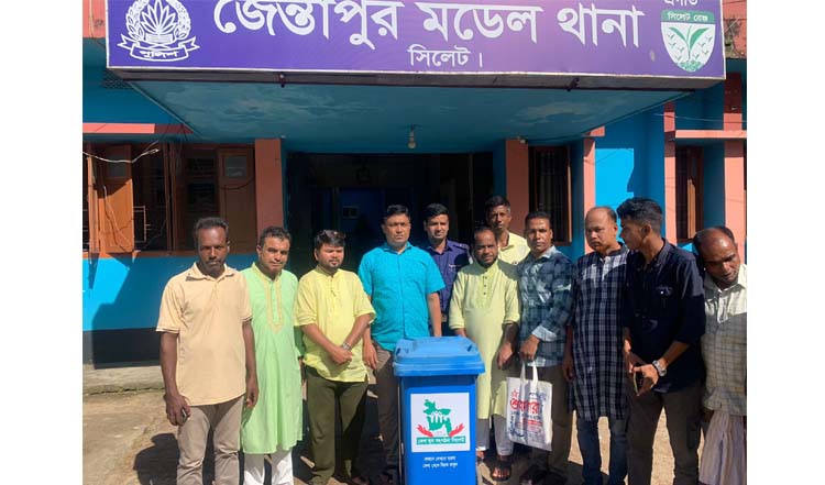 জৈন্তাপুরে দেশ যুব সংগঠনের ভাসমান ডাস্টবিন হস্তান্তর