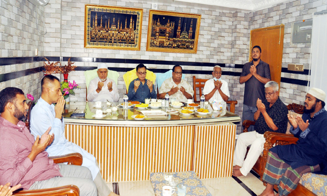 অসুস্থ ব্যবসায়ী নেতা দিলওয়ার হোসেনকে দেখতে গেলেন বাণিজ্য মন্ত্রী খন্দকার আব্দুল মুক্তাদির