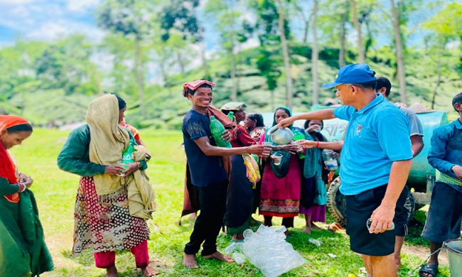 তীব্র গরমে চা শ্রমিকদের পাশে ইস্পাহানী’র জেরিন চা বাগান ব্যবস্থাপক