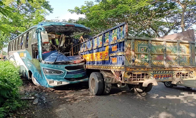 ফের ঢাকা-সিলেট মহাসড়কে পিকআপ ও যাত্রীবাহী বাসের মুখোমুখি সংঘর্ষে -নিহত-১
