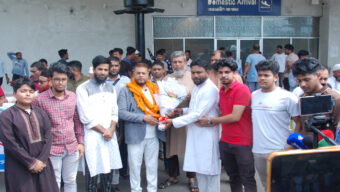 যুক্তরাজ্য প্রবাসী বিশিষ্ট সমাজসেবী ও শিক্ষানুরাগী হেলাল চৌধুরীকে সিলেট বিমানবন্দরে বিশাল সংবর্ধনা