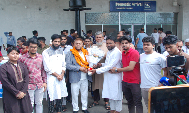 যুক্তরাজ্য প্রবাসী বিশিষ্ট সমাজসেবী ও শিক্ষানুরাগী হেলাল চৌধুরীকে সিলেট বিমানবন্দরে বিশাল সংবর্ধনা