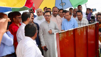 পরিদর্শনকালে বাণিজ্য, শিল্প, বস্ত্র ও পাট মন্ত্রী খন্দকার মুক্তাদির