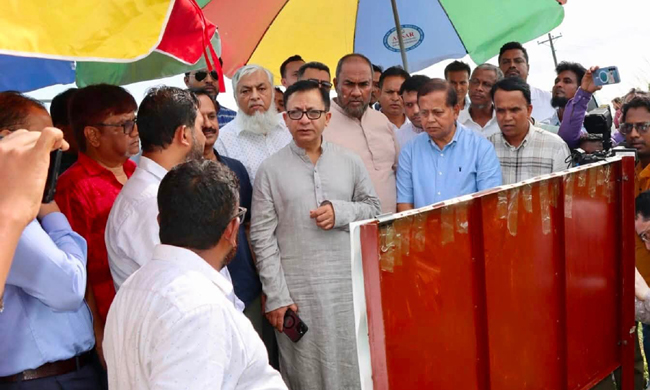 পরিদর্শনকালে বাণিজ্য, শিল্প, বস্ত্র ও পাট মন্ত্রী খন্দকার মুক্তাদির