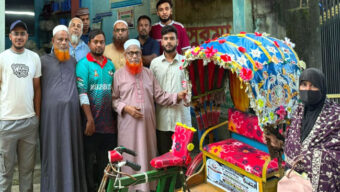 প্রতিবন্ধী পরিবারকে স্বাবলম্বী করার লক্ষে রহমানীয়া প্রতিবন্ধী কল্যাণ ফাউন্ডেশনের রিক্সা উপহার