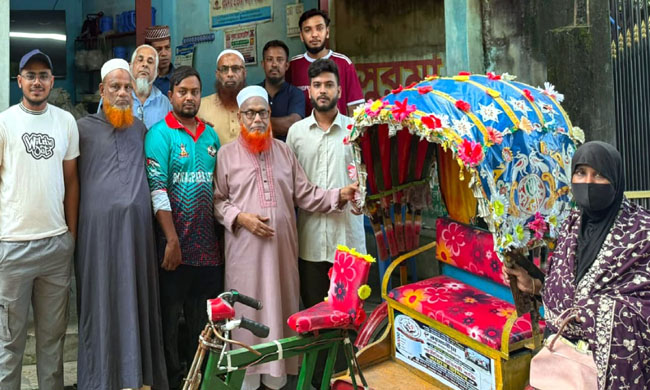 প্রতিবন্ধী পরিবারকে স্বাবলম্বী করার লক্ষে রহমানীয়া প্রতিবন্ধী কল্যাণ ফাউন্ডেশনের রিক্সা উপহার