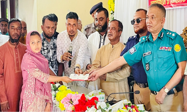 মৃত ১৮ শ্রমিক পরিবারকে জেলা ট্রাক পিকাপ শ্রমিক ইউনিয়নের আর্থিক অনুদান