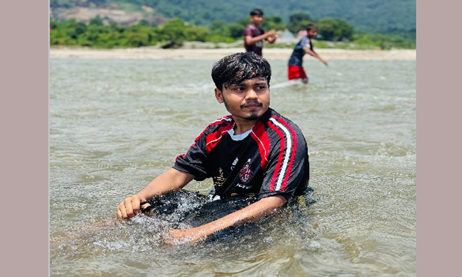 সিলেট সাদাপাথর বন্ধুদের সঙ্গে ঘুরতে এসে কলেজ ছাত্র রিফাতের মৃত্যু