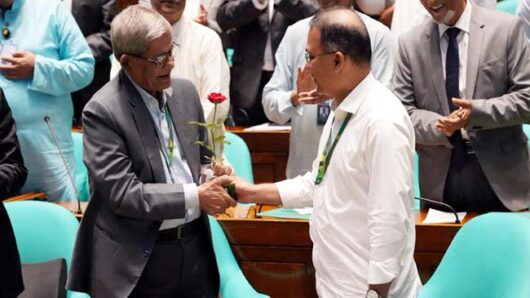 নবনির্বাচিত রাষ্ট্রপতিকে লাল গোলাপ দিয়ে শুভেচ্ছা জানালেন প্রধানমন্ত্রী