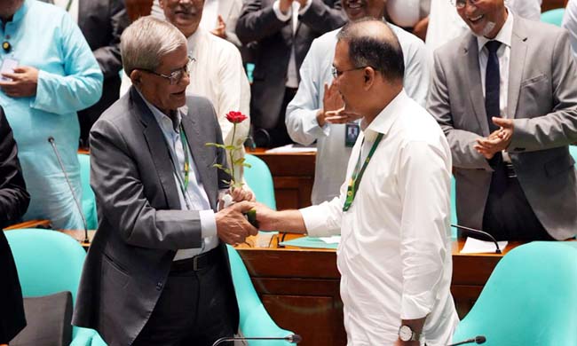 নবনির্বাচিত রাষ্ট্রপতিকে লাল গোলাপ দিয়ে শুভেচ্ছা জানালেন প্রধানমন্ত্রী