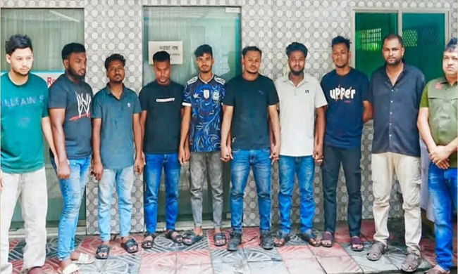 ভারতীয় অবৈধ ছয়টি মোটরসাইকেলসহ চোরাচালান চক্রের সিলেটী ৯ যুবককে ধরল পুলিশ
